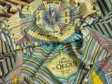un gros plan sur une écharpe jaune à motifs