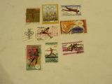 un grand nombre de timbres qui sont sur la table