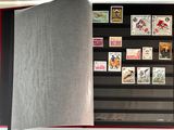 un livre ouvert avec des timbres, posé sur une table