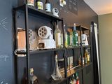 un tableau noir accroché au mur derrière les étagères