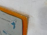 une photo d'un miroir accroché au mur d'une salle de bains