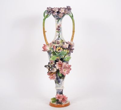 un vase avec des fleurs posé sur une table