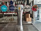 une tireuse à bière sur le comptoir d'un bar