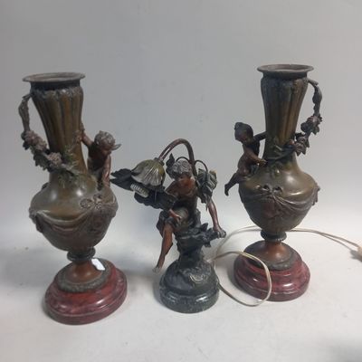 trois vases posés sur une table