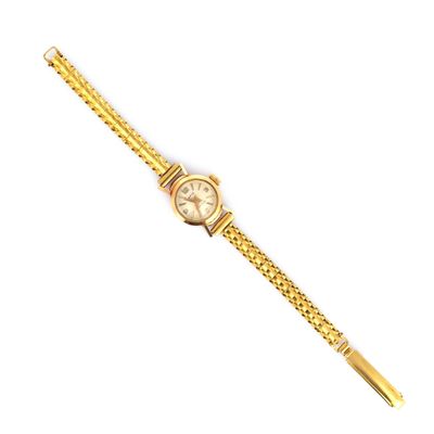 gros plan d'une montre-bracelet en or sur fond blanc
