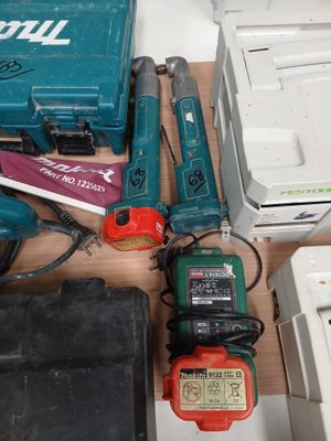 un grand nombre d'outils posés sur une table