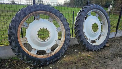 Paire de roues arrière pour tracteur.