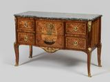 une petite commode avec un plateau en marbre
