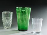 un verre vert et un verre transparent posés sur une table