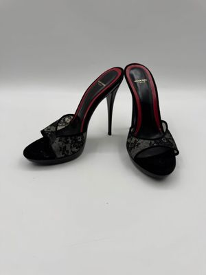 une paire de chaussures noires à talons hauts ornées de nœuds sur la pointe