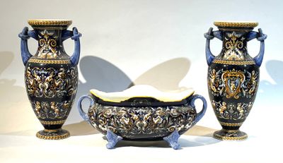 trois vases posés l'un à côté de l'autre sur une table