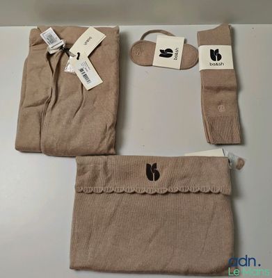 deux paires de chaussettes et un sac posés sur une table