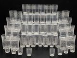 un grand nombre de verres posés sur une table