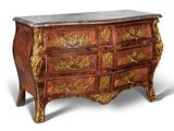 une commode avec un plateau en marbre sur fond blanc