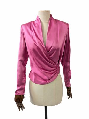 le haut d'un mannequin vêtu d'une chemise rose