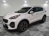 une voiture blanche garée dans une pièce au sol en damier