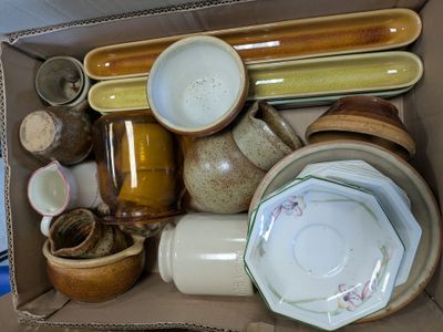 une boîte en carton remplie de nombreux types de bols et de coupes