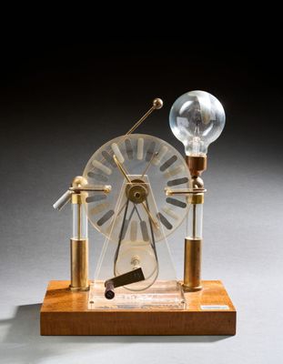 une horloge posée sur un socle en bois et équipée d'une ampoule