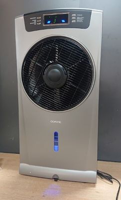un petit ventilateur posé sur une table