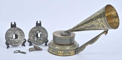 un grand nombre d'objets différents posés sur une table