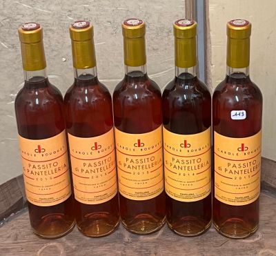 six bouteilles de vin posées sur un tonneau en bois