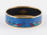 une image montrant un gros plan d'une bague ornée d'un motif