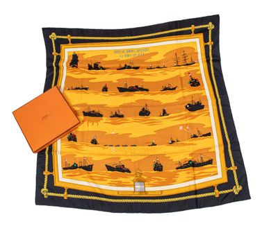 une écharpe orange et noire ornée d'un motif représentant des bateaux