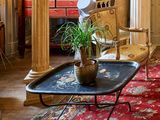 un salon meublé, doté d'une grande fenêtre