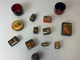 beaucoup de petits objets posés sur la table