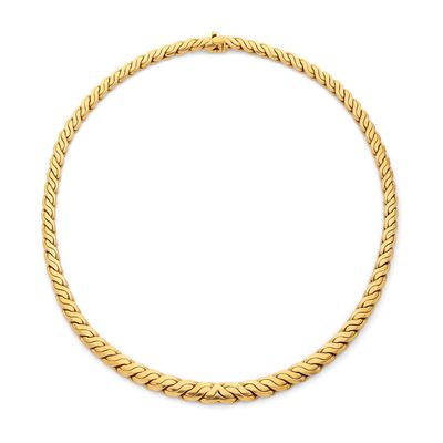 un collier à maillons dorés sur fond blanc