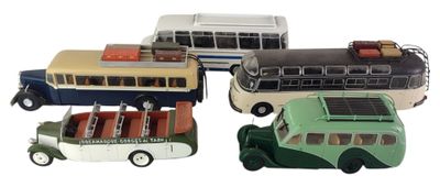quatre petites voitures et un bus sur fond blanc