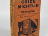 un vieux livre posé sur une table à côté d'un fond blanc