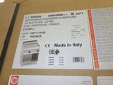 une boîte sur laquelle est apposée une étiquette indiquant « Fabriqué en Italie »