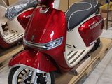 un scooter rouge et blanc posé sur une palette dans un entrepôt