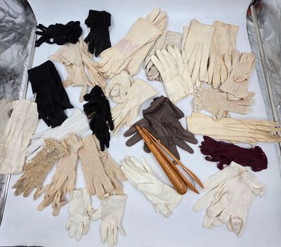 de nombreuses paires de gants posées sur une table
