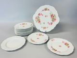 beaucoup d'assiettes ornées de fleurs roses
