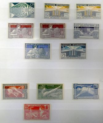 de nombreux timbres différents exposés dans une vitrine
