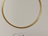 gros plan d'un bracelet en or portant une étiquette de prix