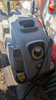 A l'extérieur : Autolaveuse KARCHER Professional modèle HDS7…