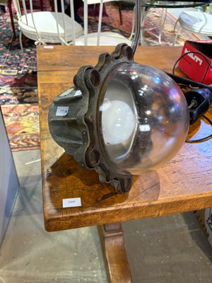 une table sur laquelle se trouve une lampe, dans une pièce