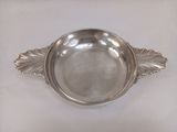 une image représentant une assiette en argent ornée d'un motif de feuilles