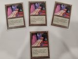 quatre cartes sur lesquelles figurent une table et des chaises