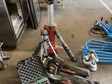 de nombreux outils qui traînent par terre dans le garage