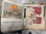 deux livres posés par terre, avec une personne debout à côté d'eux