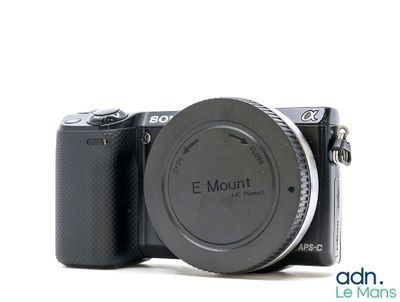 un appareil photo noir muni d'un objectif