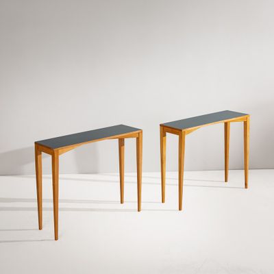 une paire de consoles de style « mid-century modern » dans le style de Person