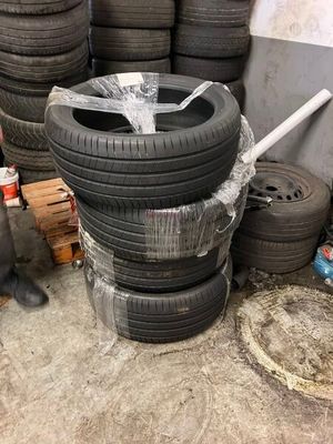 des pneus empilés les uns sur les autres dans un garage