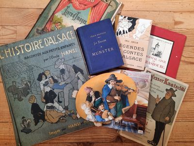 plusieurs livres posés sur une table en bois, avec une photo d'un homme et d'une femme
