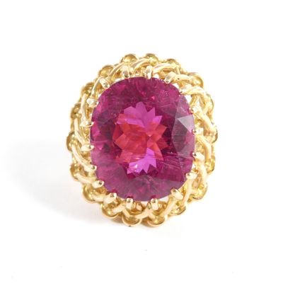 une image représentant une bague ornée d'une pierre rose au centre