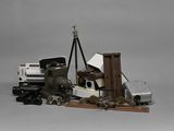 un tas de vieilleries par terre, à côté d'un camion